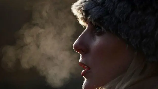 Женщина в меховой шапке