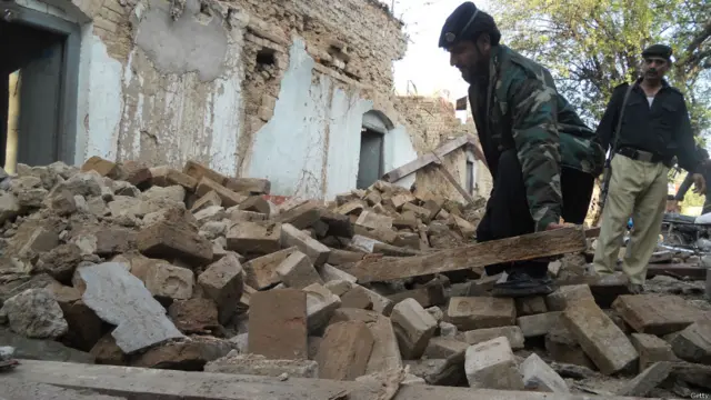 بھارتی وزیراعظم نریندر مودی نے پاکستان کے وزیراعظم نواز شریف کو فون کیا ہے اور زلزلے میں ہونے والے نقصان پر افسوس کا اظہار کیا ہے۔ مسٹر مودی نے اپنے ٹویٹ میں کہا کہ نواز شریف سے ٹیلفونک بات چیت میں انھوں نے زلزلے میں قیمتی جانوں کے ضیاع پر افسوس کا اظہار کیا ہے اور بھارت نے پاکستان کو ہر ممکن تعاون کی پیشکش کی ہے۔