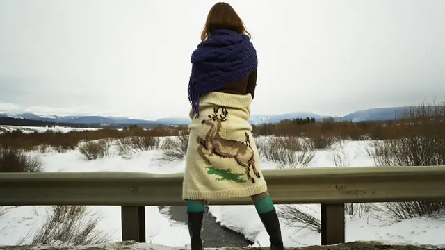 Девушка и заснеженный пейзаж