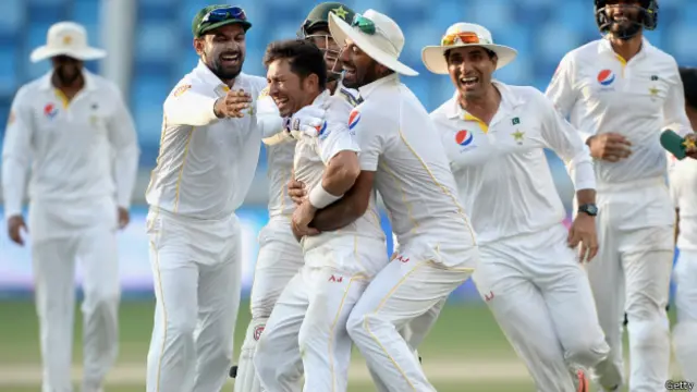 پاکستان کی جانب سے دوسری اننگز میں یاسر شاہ نے چار، ذوالفقار بابر نے تین، عمران خان نے دو اور وہاب ریاض نے ایک کھلاڑی کو آؤٹ کیا