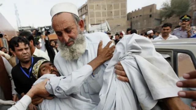 پشاور کے لیڈی ریڈنگ ہسپتال میں بڑی تعداد میں زخمیوں کو لایا جا رہا ہے