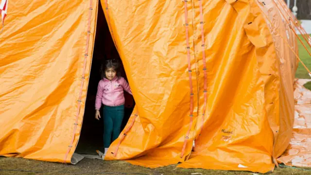 Девочка в лагере для беженцев в Норвегии