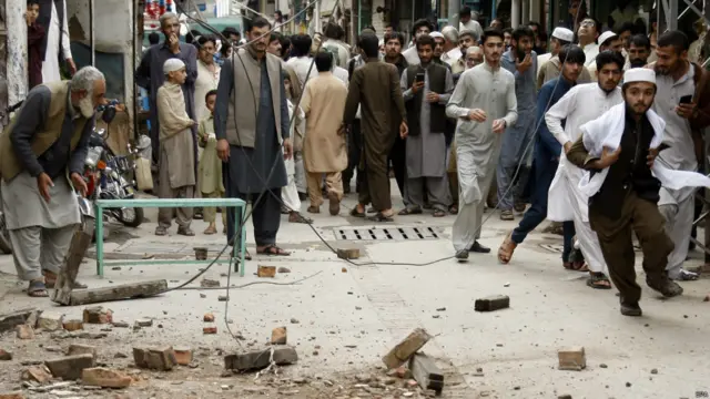 پاکستان کے زلزلہ پیما مرکز کا کہنا ہے کہ زلزلہ پاکستانی وقت کے مطابق 2:09 منٹ پر آیا۔ زلزلے کی وجہ سے مختلف علاقوں میں کچے مکانات منہدوم ہو گئے ہیں۔