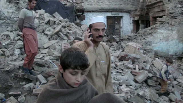 پاکستان میں حکام کا کہنا ہے کہ زلزلے سے مجموعی طور پر ملک بھر میں 160 سے زیادہ افراد ہلاک اور 1000 سے زائد زخمی ہو چکے ہیں۔