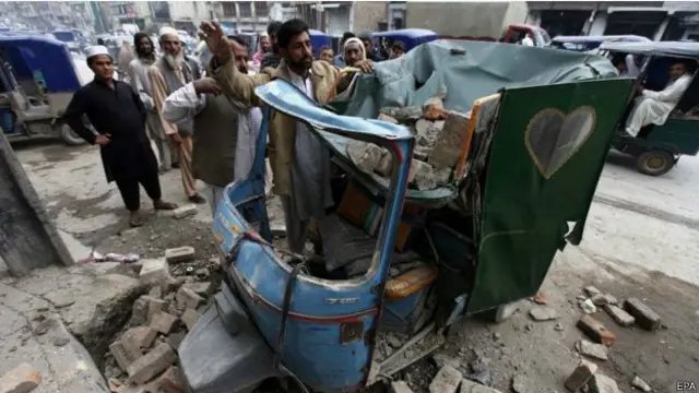 Kedahsyatan gempa tersebut membuat guncangan terasa dari Pakistan hingga ke ibu kota India, Delhi. 