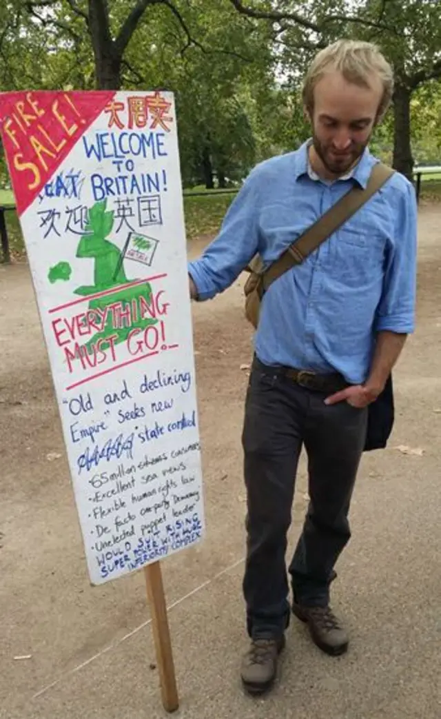 主要抗议本国政府的Martin说,不要让我的名字上中国政府黑名单了,我还想去中国看看