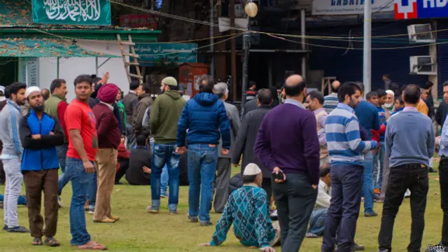 श्रीनगर में भूकंप के बाद घबराए हुए लोग.