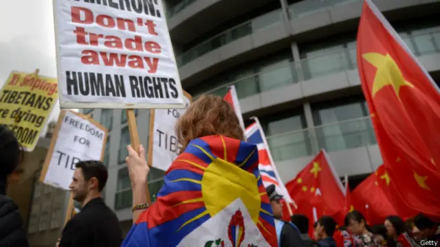 抗议人士与亲中人士几乎是并肩举行抗议和欢迎标语