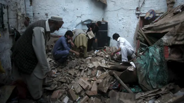 باكستانيون يبحثون عن متعلقاتهم.