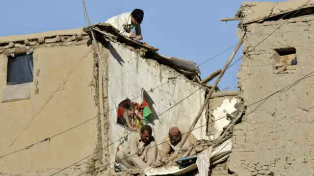 مواطنون يقومون بأعمال إصلاح