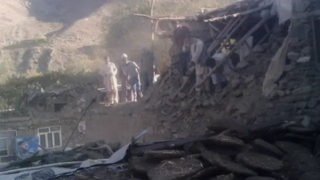 أفغان يعاينون أثر الدمار في منزل