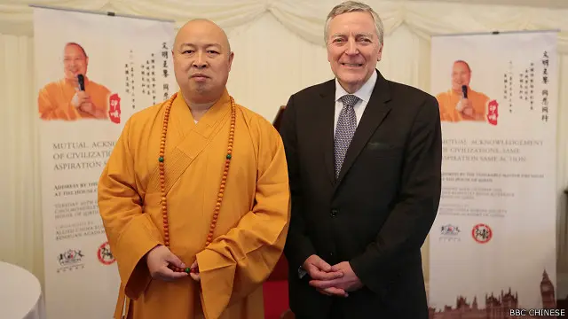 印順大和尚在英國上議院發表演講前與鐘斯勛爵合影。