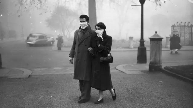 Люди в масках на лице