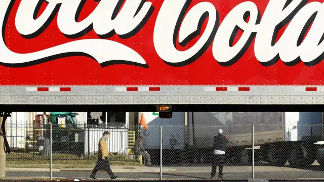 Американская Coca Cola выпускает в России целую линейку напитков, включая не только лимонад, но и соки