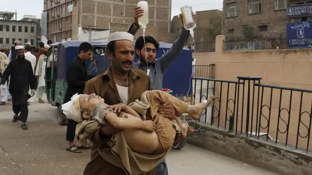 زلزلے کے نتیجے میں پشاور میں ہلاکتوں کی تعداد تو کم ہوئی تاہم لاتعداد افراد زخمی ہوئے ہیں جو ہسپتالوں میں زیرغلاج ہیں
