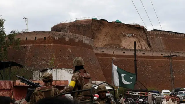 زلزلے کے نتیجے میں سکیورٹی فورسز کے زیرِ استعمال قلعہ بالاحصار کی ایک دیوار بھی متاثر ہوئی