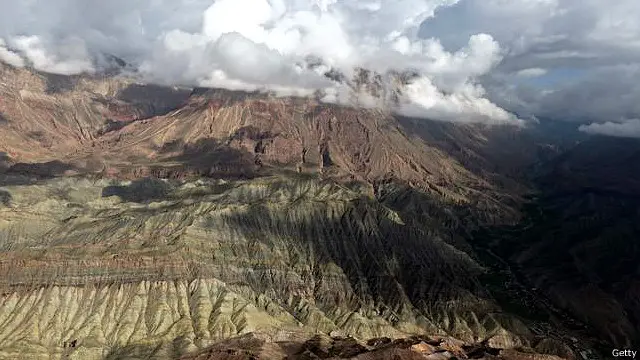 یہ وہ علاقہ ہے جس کے نیچے 200 کلو میٹر سے بھی زیادہ گہرائی میں پیر کو زلزلہ آیا تھا