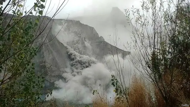 ہندو کش کے بعض علاقوں میں پہاڑوں سے مٹی کے تودے گرے