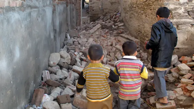 وج کے ترجمان عاصم باجوہ کے ٹوئٹر پیغام کے مطابق ضلع دیر میں زلزلہ متاثرین کے لیے فوج کی جانب سے 20 ٹن راشن، تیار شدہ کھانے کے 10 ہزار پیکٹس، 500 خیمے اور کمبل بھجوائے گئے ہیں۔ علاقے میں ریلیف کیمپ اور راشن کی فراہمی کے لیے خصوصی سینٹرز بھی قائم کیے گئے ہیں۔