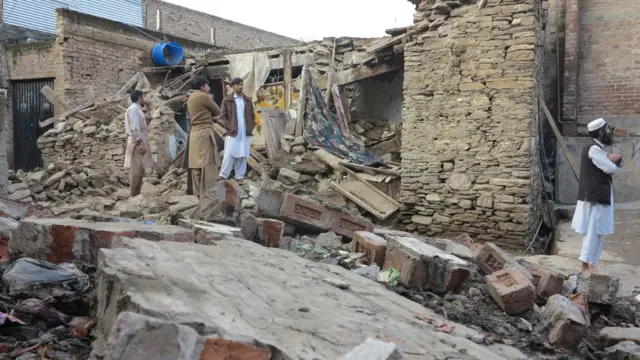 زلزلے کے بعد مرکزی اور صوبائی حکومتوں کی جانب سے امدادی کارروائیاں شروع کر دی گئی ہیں۔