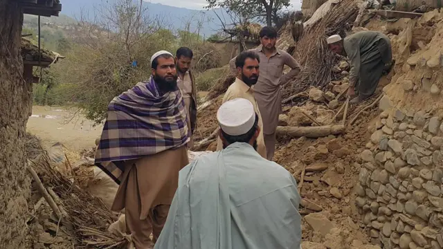 گلگت بلتستان میں آٹھ، پنجاب میں پانچ اور پاکستان کے زیرِ انتظام کشمیر میں ایک ہلاکت کی تصدیق ہوئی ہے۔