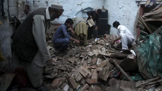 حکام کا کہنا ہے کہ زلزلے کے نتیجے میں سب سے زیادہ مالی نقصانات کے پی کے میں ہوئے۔2520 منہدم ہونے والے مکانات میں سے 2102 مکانات اسی صوبے میں موجود تھے۔