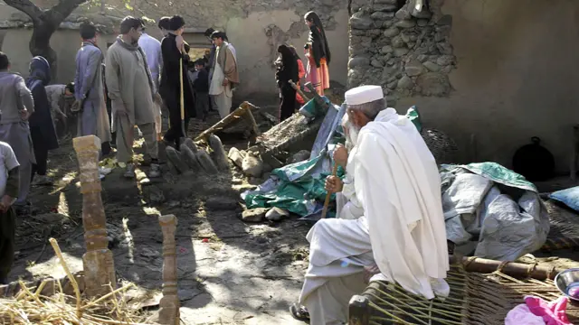 فوج کے ترجمان کے مطابق ایک سی ون تھرٹی طیارہ سات ٹن راشن اور تیار خوراک کے 2500 پیکٹس لے کر چترال روانہ ہو گیا ہے۔ اس کے علاوہ طیارے میں طبی عملہ، 100 خیمے اور کمبل بھی چترال بھجوائے گئے ہیں۔ یہ امداد گلگت کے دور دراز کے علاقوں کے زلزلہ متاثرین تک پہنچائی جائے گی۔
