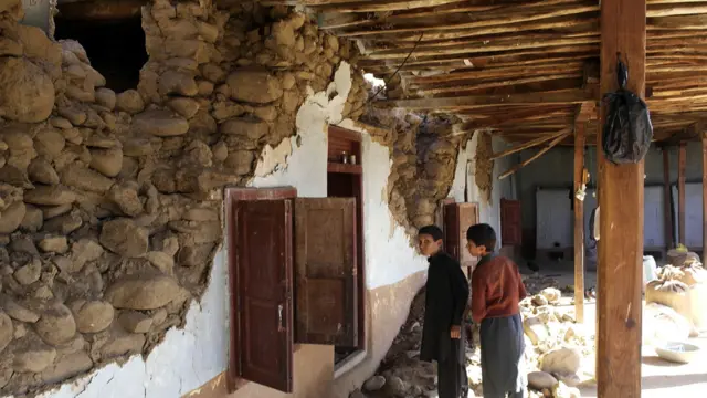 این ڈی ایم کا کہنا ہے کہ گلگت بلستان میں زلزلے کے نتیجے میں آٹھ افراد ہلاک ہوئے۔ سب سے زیادہ تباہی غذر اور دیامیر میں ہوئی۔ غذر میں چار ہلاکتیں ہوئی اور 50 مکانات تباہ ہوئے جبکہ دیا میر میں دو ہلاکتیں ہوئیں اور 40 مکانات تباہ ہوئے۔