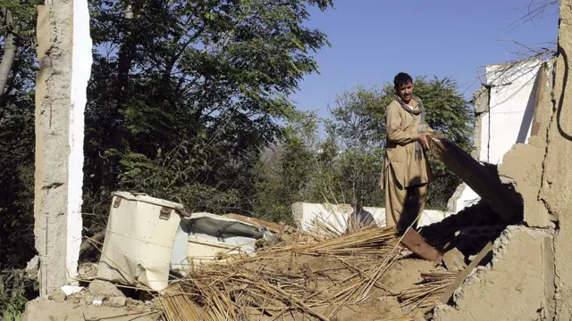 اقوامِ متحدہ کے سیکریٹری جنرل بان کی مون نے زلزلے سے ہونے والی جانی و مالی نقصان پر افسوس کا اظہار کیا ہے۔ انھوں نے اپنے پیغام میں کہا ہے کہ اگر درخواست کی گیی تو پاکستان کی مدد کرنے کو تیار ہیں۔