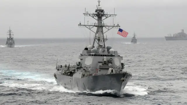 2015年10月底，美军“拉森”号导弹驱逐舰到南沙群岛渚碧礁与美济礁附近12海里水域航行。