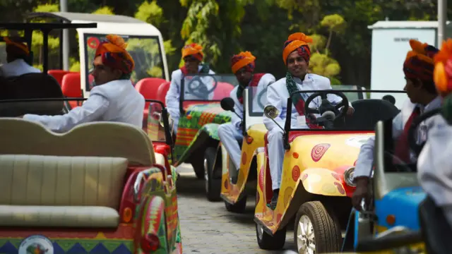 司機在會場外等候。