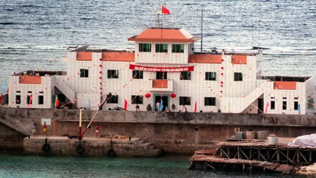 دولت چین تاکید دارد که تاسیسات احداث شده بر جزایر مصنوعی جنبه غیرنظامی دارد