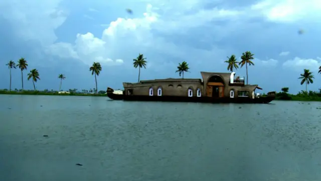 کیرالہ جنوب کی سب سےآخری ریاست ہے اور یہاں ایک بار کانگریس اور ایک بار کمیونسٹ محاذ اقتدار میں باری باری آتے رہے ہیں۔ یہاں مسلمانوں اور عیسائیوں کی تعداد کی تعداد 50 فی صد سےزیادہ ہے