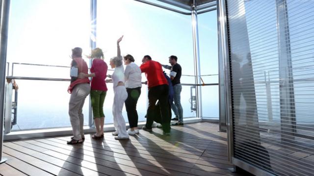 世界第一高樓——迪拜的哈里發塔中有一部速度最高可達60千米/小時的電梯