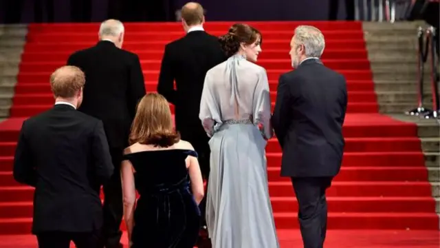 کیت، همسر شاهزاده ویلیام در کنار سام مندس، کارگردان فیلم