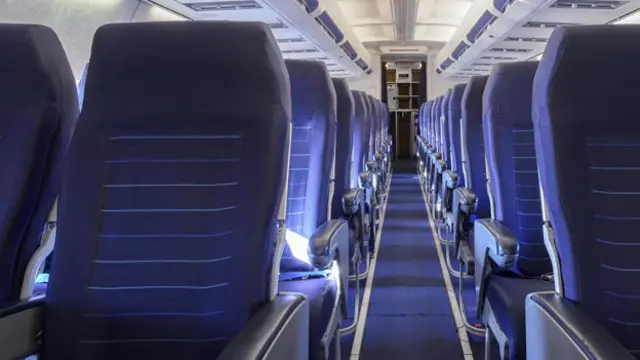 Проход между креслами в авиалайнере
