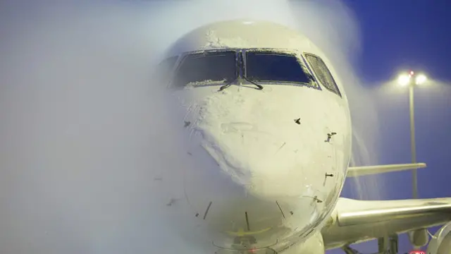 Чистка самолета снаружи