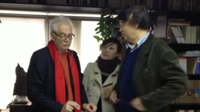 托笔（左）与中国著名作家冯骥才（右）