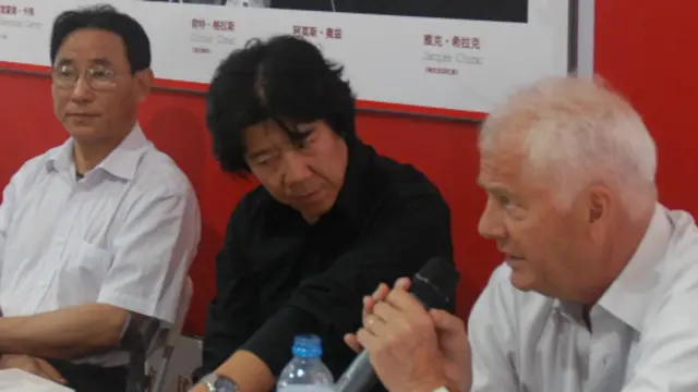 托笔·伊迪（Toby Eady）（右）参加新书发布会。