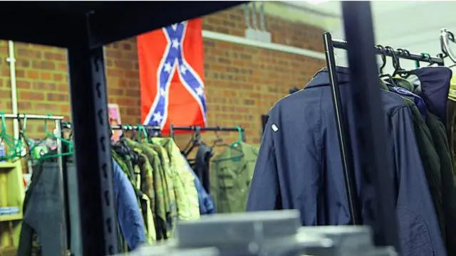 Lincol-nun mağazasında ABŞ konfederatların bayrağı asılıb. 
