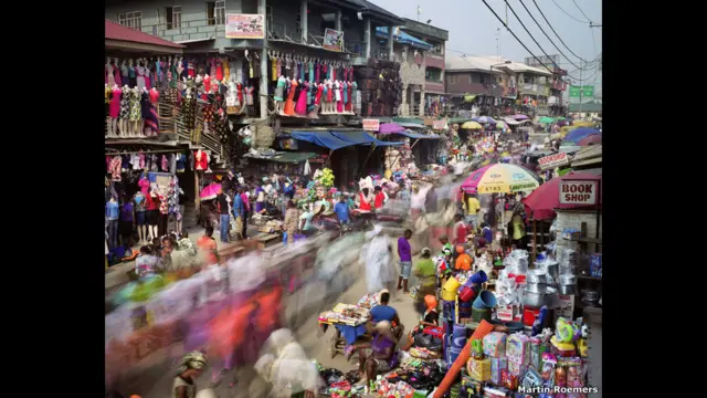 ان ایوارڈز کے لیے 115 ممالک سے فوٹوگرافروں نے تصاویر جمع کروائی تھیں۔
ہالینڈ کے فوٹوگرافر مارٹن رومیرز کی ’بڑے شہر‘ نامی تصاویر کی اس سیریز کو پہلا انعام ملا ہے