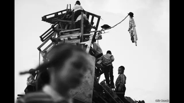 اسرائیل کے فوٹوگرافر افیر براک کی جانب سے جمع کرائے گئے اس تصاویری سلسلے کو جس میں میا شرمین میں رہنے ولے لوگوں کی زندگیوں کو دکھایا گیا ہے، تیسرا انعام ملا ہے