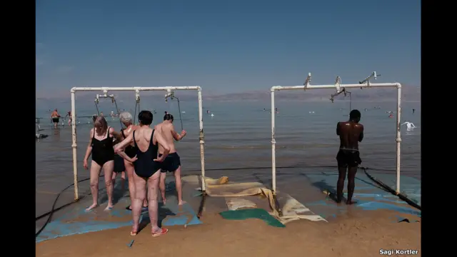 سنگل امیج کیٹگری جیتنے والی یہ تصویر جس میں بحیرہ مردار کے ایک ’سپا‘ کو دکھایا گیا ہے، فوٹوگرافر سیگی کروٹلر نے کھینچی ہے