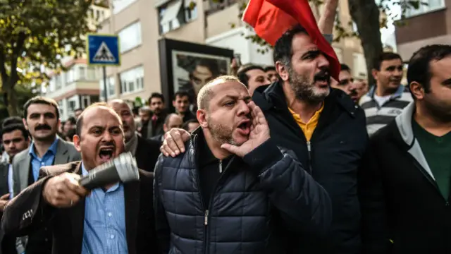 Koza İpek Holding binalarına kayyum tebligatı için emniyet görevlilerinin gelmesi üzerine, Holding'i desteklemek üzere binaların önünde toplananlar oldu.