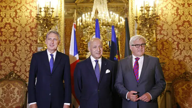وزير الخارجية الفرنسي، لوران فابيوس، يتوسط نظيريه الألماني والبريطاني