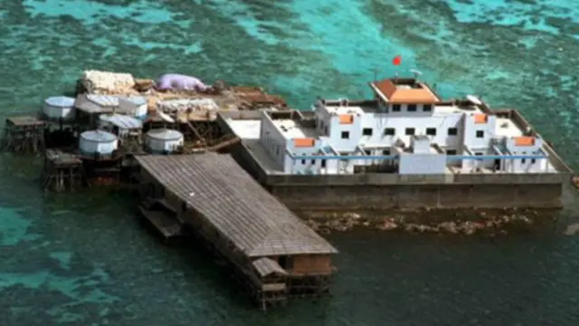 美國指責中國在南海爭議區域填海造島並建設軍事設施,這是引發此次軍艦對峙的直接原因。