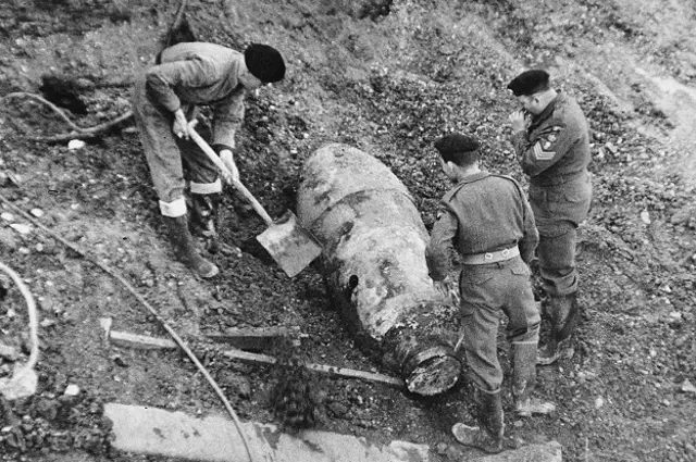 Взвод саперов в послевоенном Лондоне, 1959 год