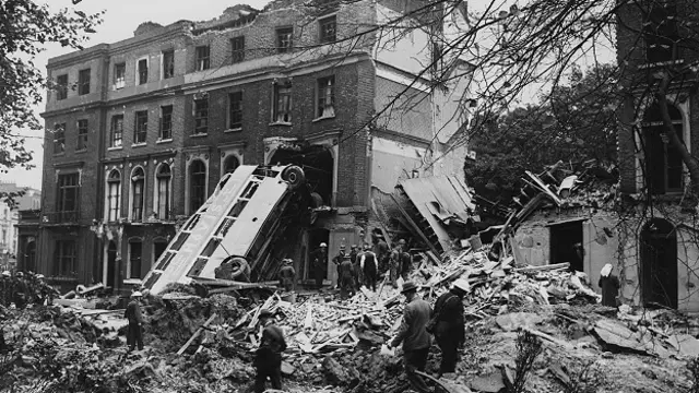 नाज़ी हवाई जहाज़ों की बमबारी से हुई तबाही