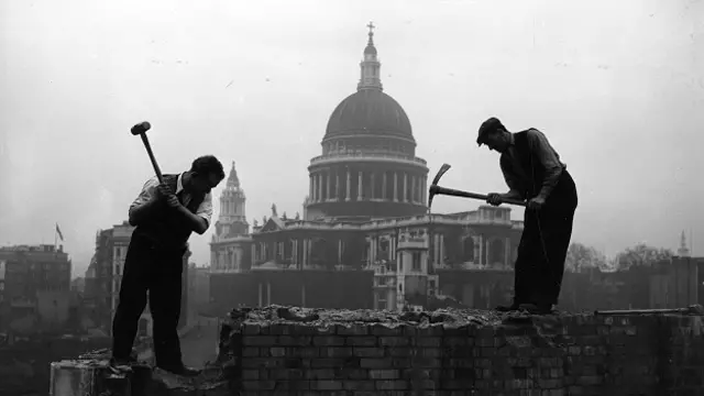 1953 год. Рабочие расчищают развалины домов, оставшиеся после нацистских бомбежек. На заднем плане - собор Святого Павла