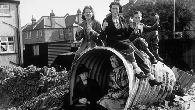 Семья с юго-востока Лондона демострирует свое убежище от нацистских бомб